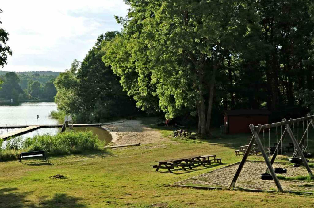 Badplatsen i Ekestad med sandstrand, bryggor, flotte, grillplatser